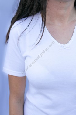 camiseta interior de algodón afelpado de manga corta para mujer. fabricada en España.